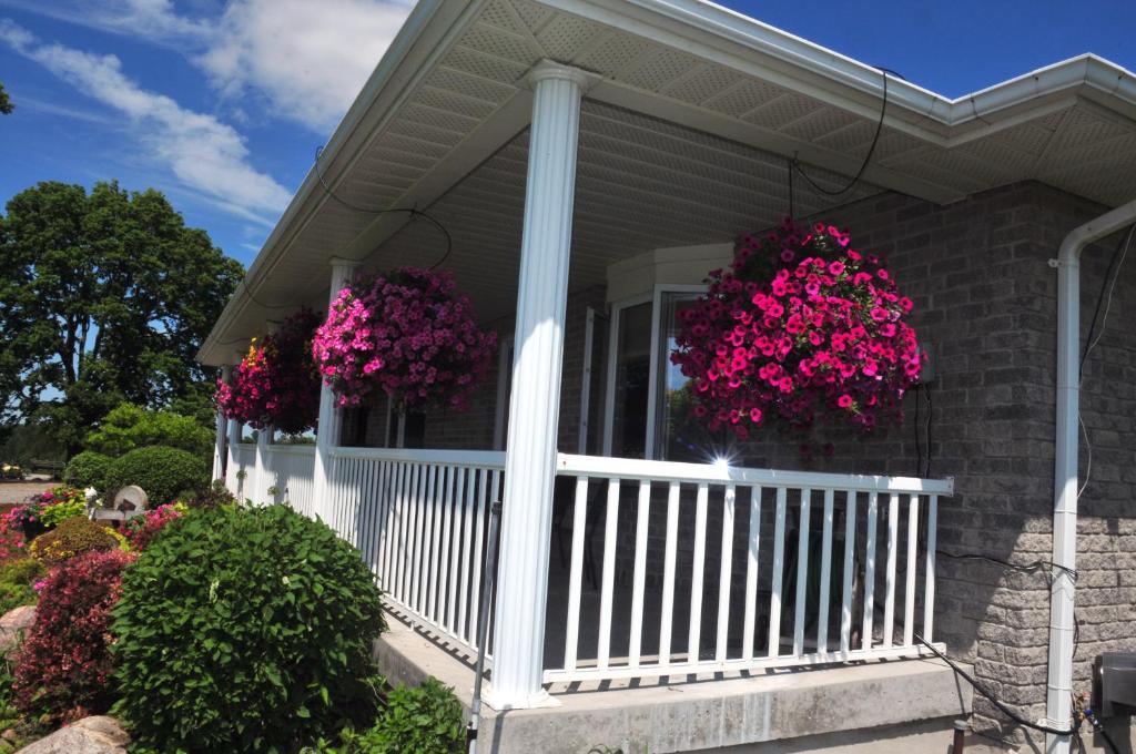 Golden Pathways Retreat B&B Peterborough Exterior photo